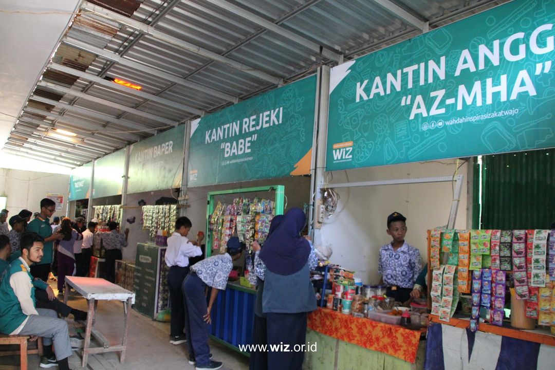 Gambar Penyaluran Bantuan Usaha di Kantin Sehat Inspirasi SMPN 6 Sengkang