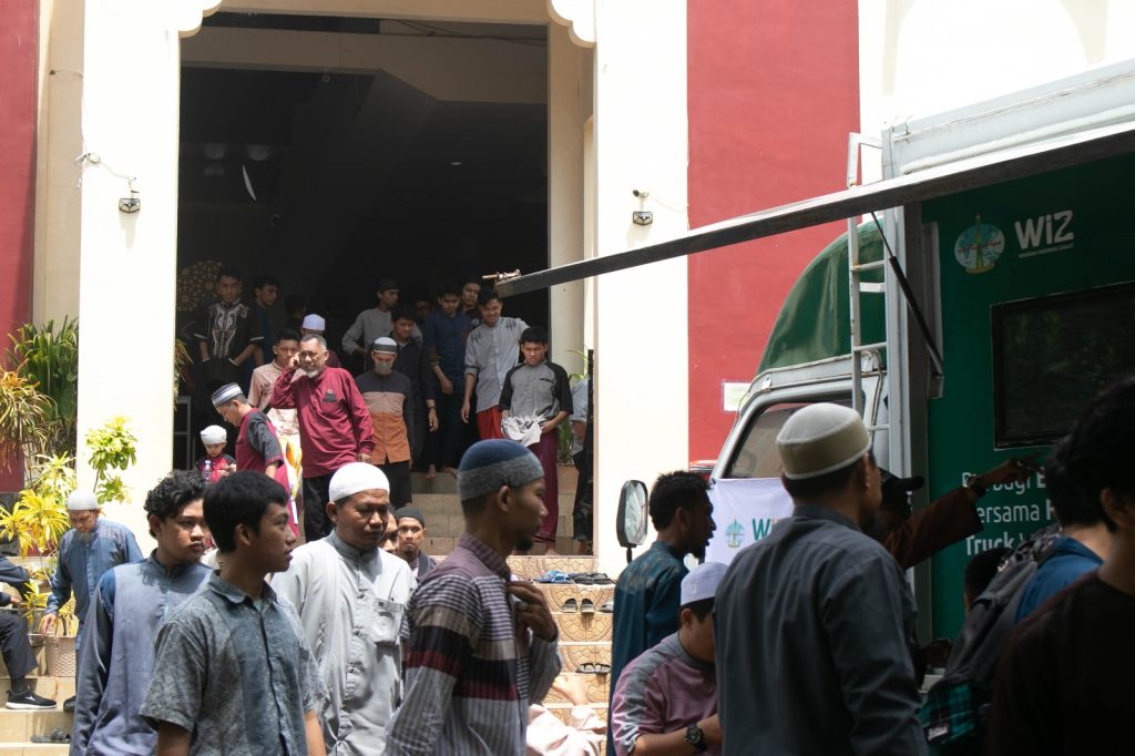 Gambar Pemberian Makanan dan Minuman kepada Para Peserta Kegiatan Tarbiyah Gabungan di Depan Masjid Anas Bin Malik STIBA Makassar.
