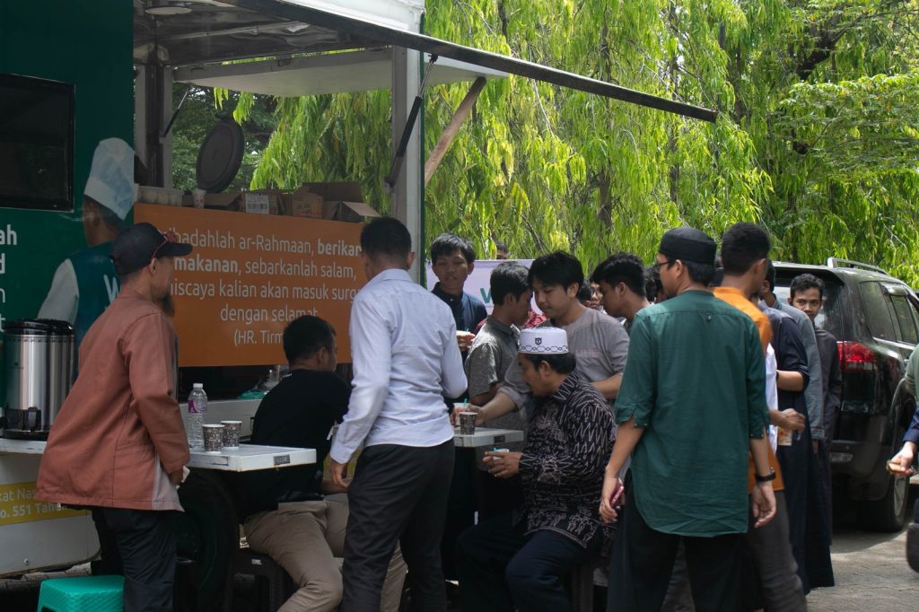 Gambar Pemberian Makanan dan Minuman kepada Para Peserta Kegiatan Tarbiyah Gabungan di Depan Masjid Anas Bin Malik STIBA Makassar.