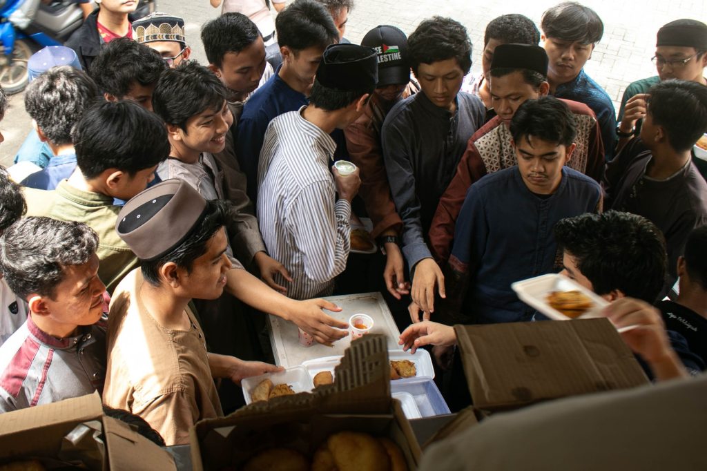 Gambar Pemberian Makanan dan Minuman kepada Para Peserta Kegiatan Tarbiyah Gabungan di Depan Masjid Anas Bin Malik STIBA Makassar.