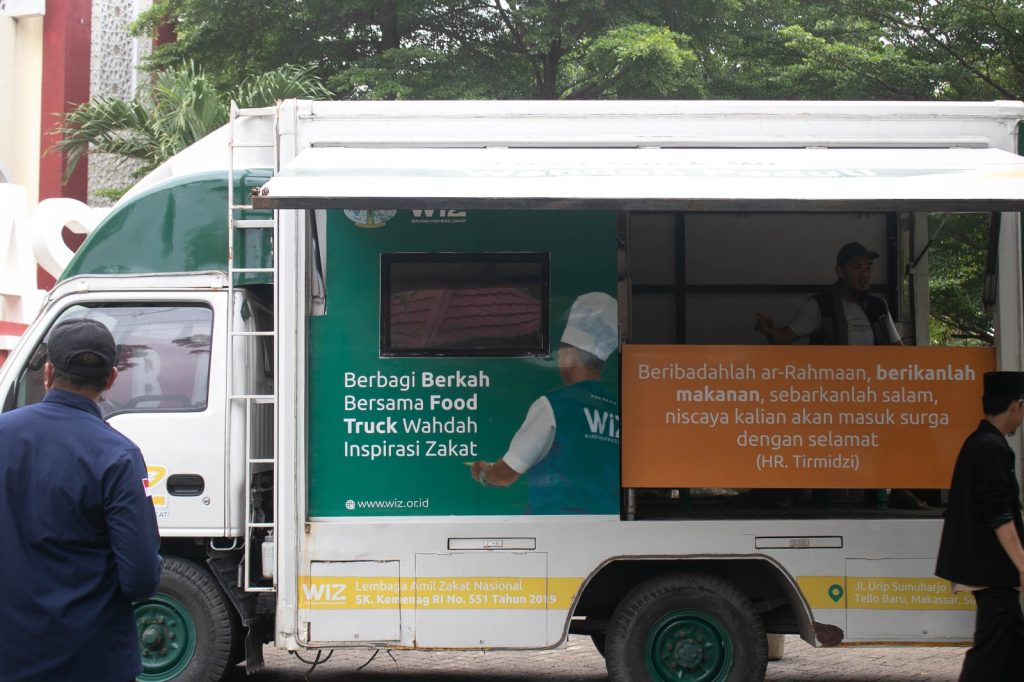 Gambar Pemberian Makanan dan Minuman kepada Para Peserta Kegiatan Tarbiyah Gabungan di Depan Masjid Anas Bin Malik STIBA Makassar.