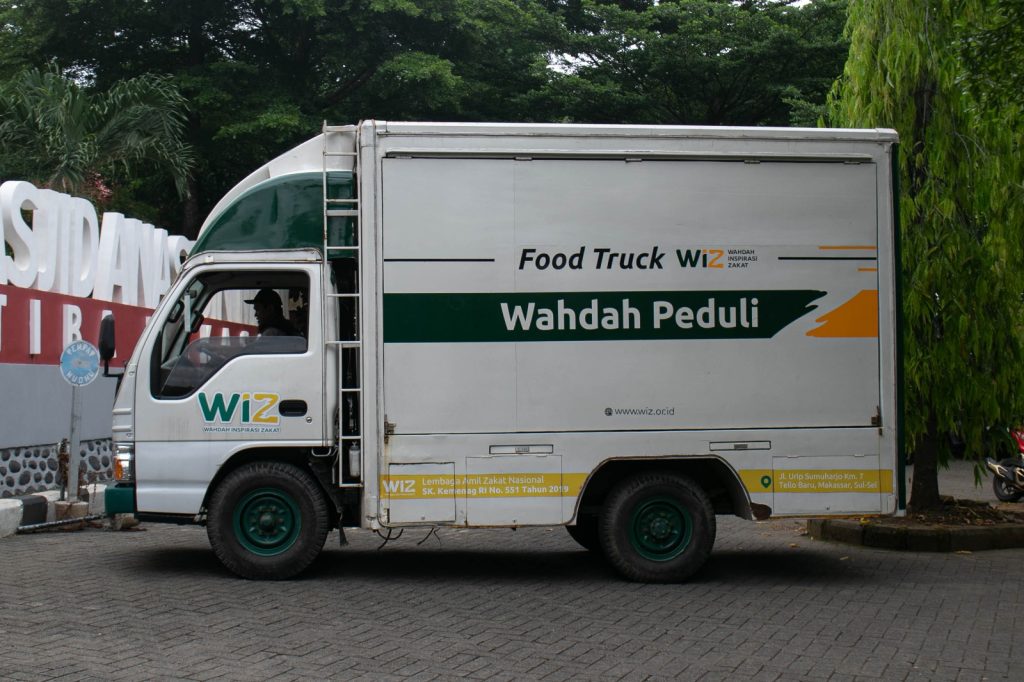 Gambar Pemberian Makanan dan Minuman kepada Para Peserta Kegiatan Tarbiyah Gabungan di Depan Masjid Anas Bin Malik STIBA Makassar.