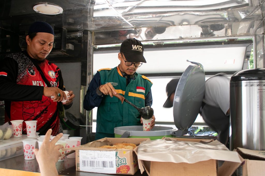 Gambar Pemberian Makanan dan Minuman kepada Para Peserta Kegiatan Tarbiyah Gabungan di Depan Masjid Anas Bin Malik STIBA Makassar.