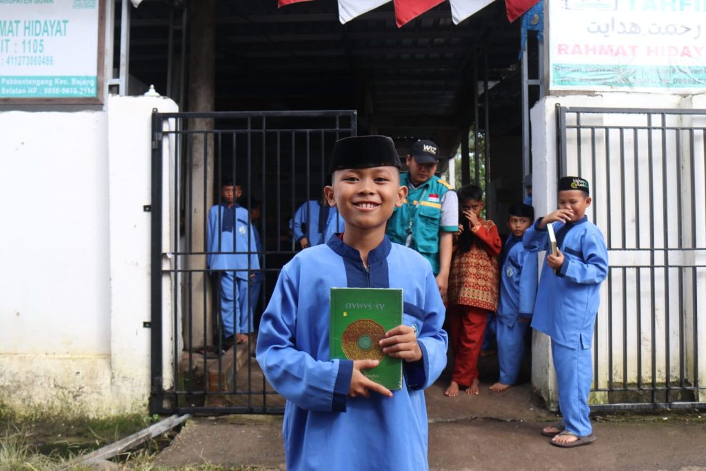 Gambar Penyaluran Mushaf Al-Qur'an ke Santri dan Santriwati di TPA Rahmat Hidayat