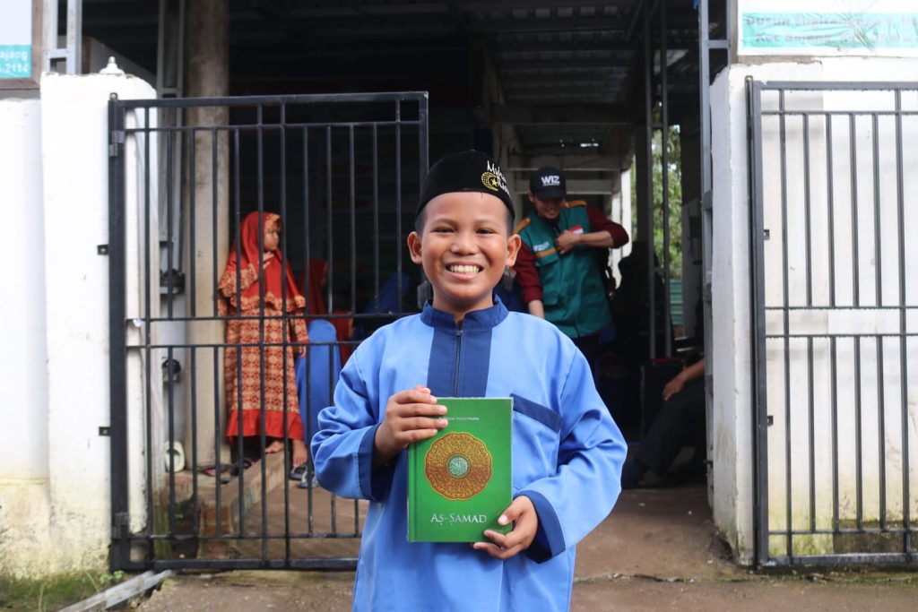 Gambar Penyaluran Mushaf Al-Qur'an ke Santri dan Santriwati di TPA Rahmat Hidayat