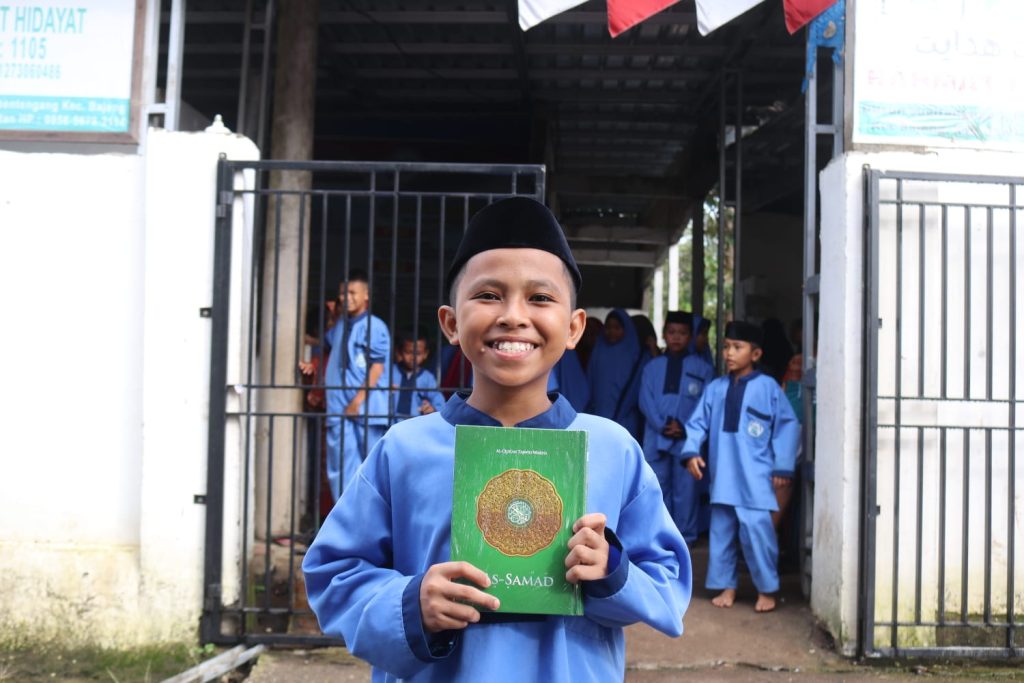 Gambar Penyaluran Mushaf Al-Qur'an ke Santri dan Santriwati di TPA Rahmat Hidayat