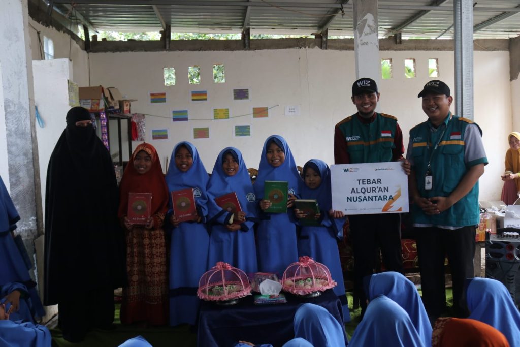 Gambar Penyaluran Mushaf Al-Qur'an ke Santri dan Santriwati di TPA Rahmat Hidayat