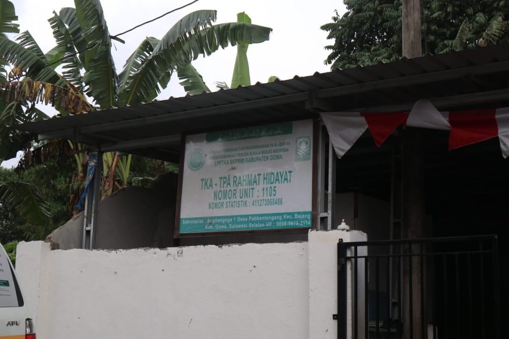 Gambar Penyaluran Mushaf Al-Qur'an ke Santri dan Santriwati di TPA Rahmat Hidayat
