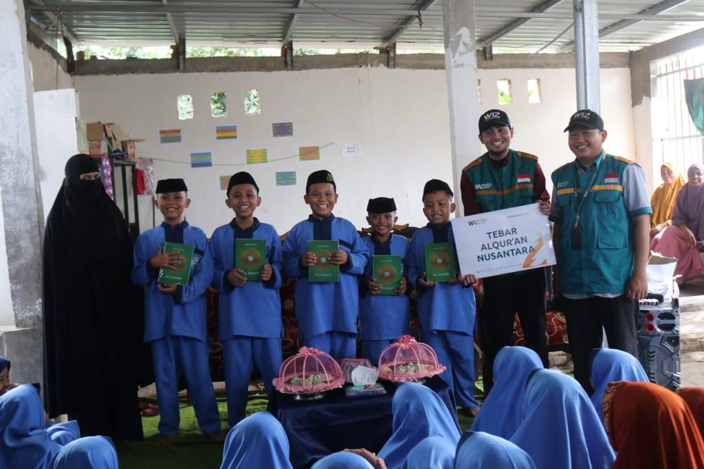 Gambar Penyaluran Mushaf Al-Qur'an ke Santri dan Santriwati di TPA Rahmat Hidayat