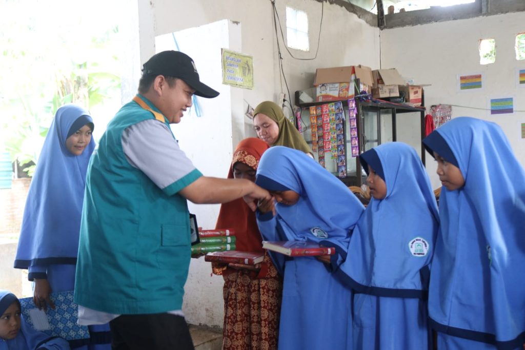 Gambar Penyaluran Mushaf Al-Qur'an ke Santri dan Santriwati di TPA Rahmat Hidayat