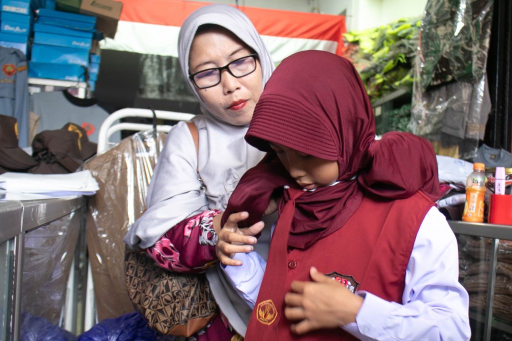Gambar Vivian Belanja Perlengkapan Sekolah