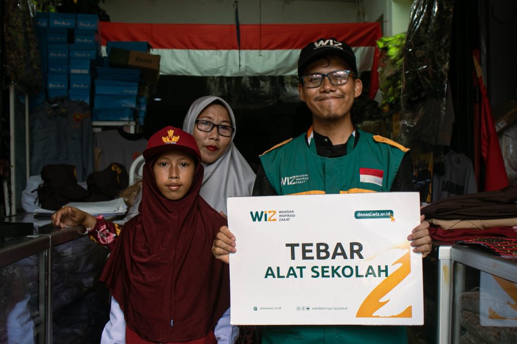 Gambar Vivian Belanja Perlengkapan Sekolah