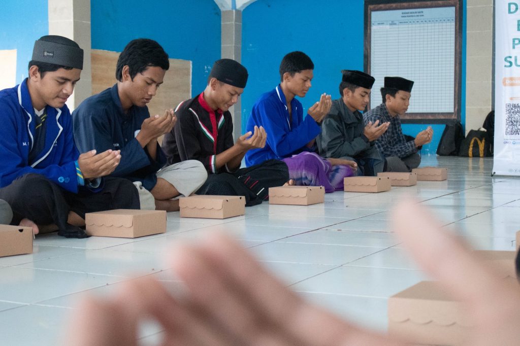 Gambar Penyaluran Paket Buka Puasa Sunnah di Ponpes Al-Liwa, Gowa