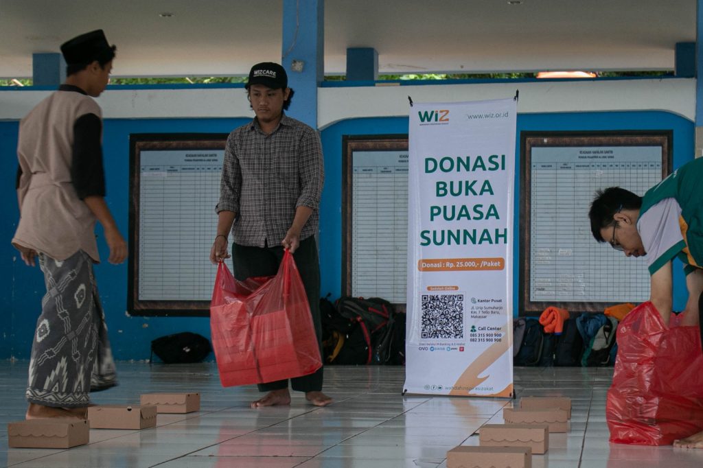Gambar Penyaluran Paket Buka Puasa Sunnah di Ponpes Al-Liwa, Gowa