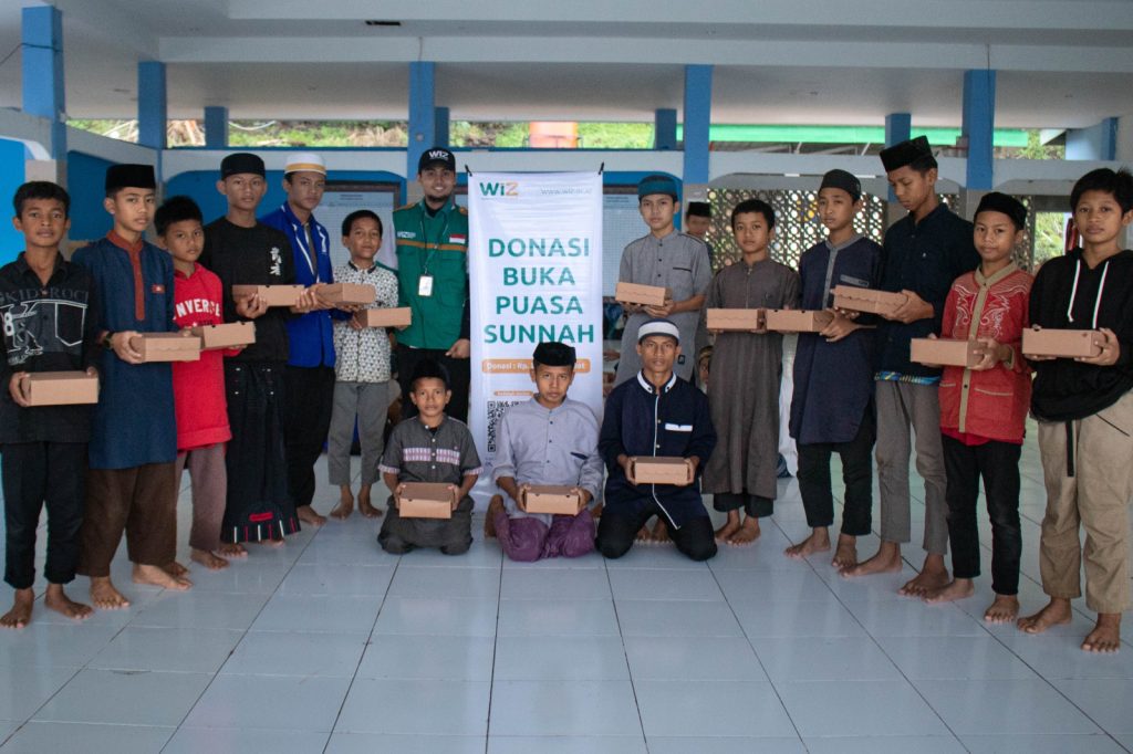 Gambar Penyaluran Paket Buka Puasa Sunnah di Ponpes Al-Liwa, Gowa