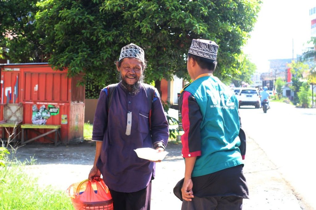 Gambar Penyaluran Makanan Siap Saji kepada Dhuafa di Makassar