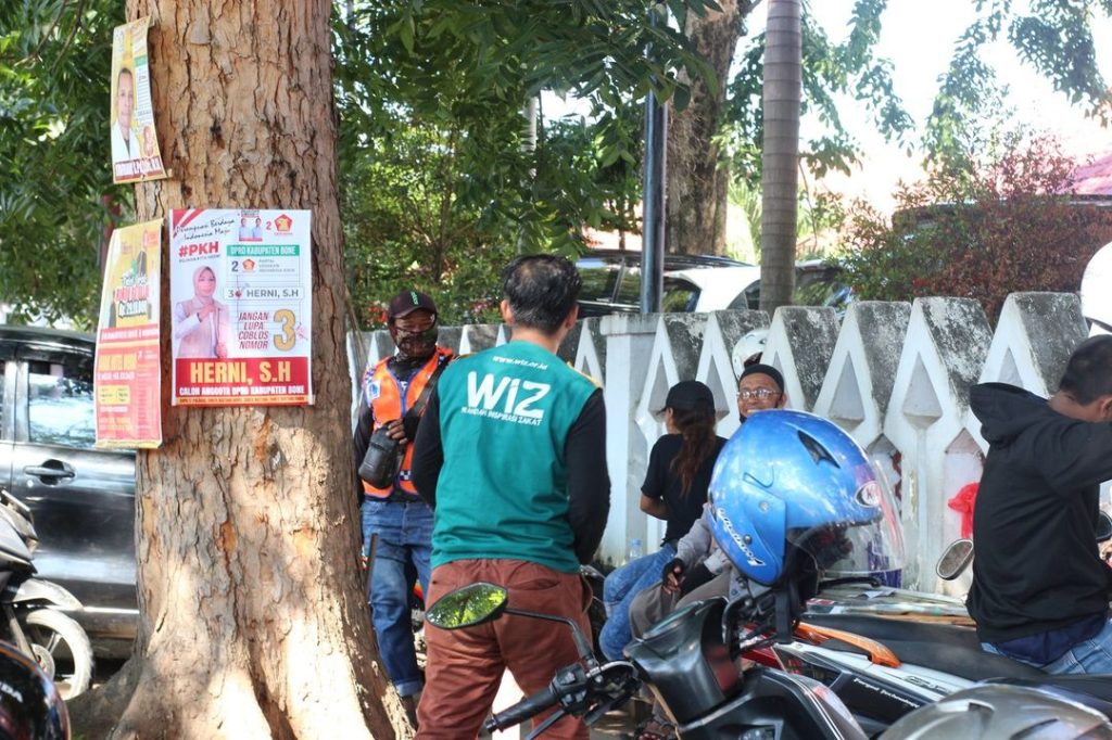 Gambar Penyaluran Makanan Siap Saji kepada Dhuafa di Makassar