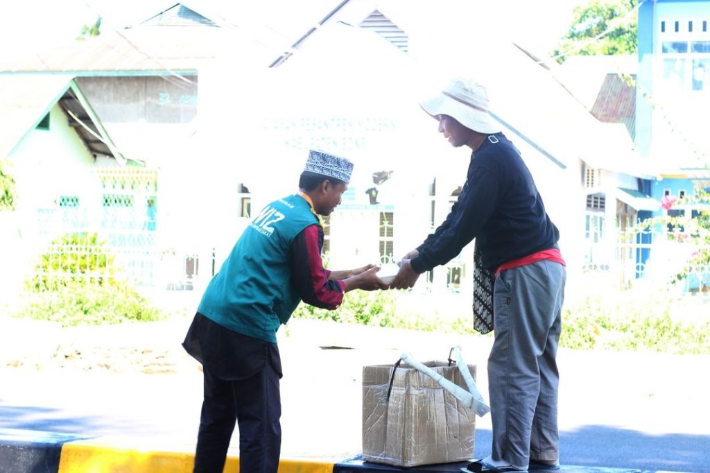 Gambar Penyaluran Makanan Siap Saji kepada Dhuafa di Makassar