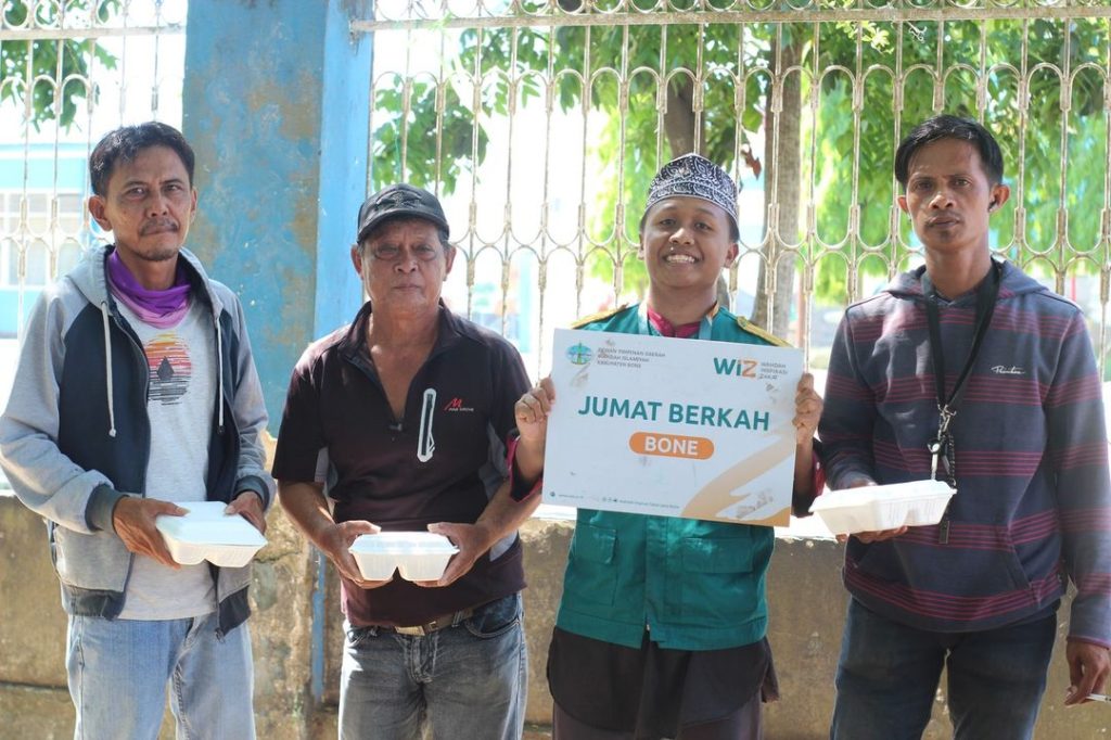 Gambar Penyaluran Makanan Siap Saji kepada Dhuafa di Makassar
