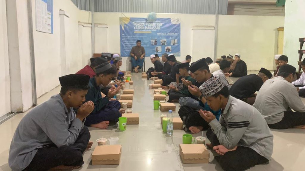 Gambar Penyaluran Paket Buka Puasa di Pondok Pesantren Yasmin Makassar