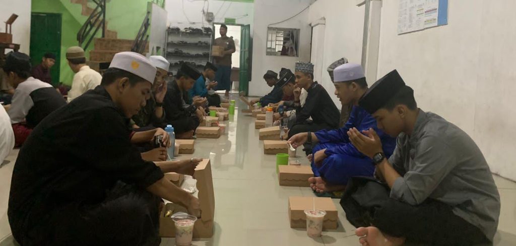 Gambar Penyaluran Paket Buka Puasa di Pondok Pesantren Yasmin Makassar