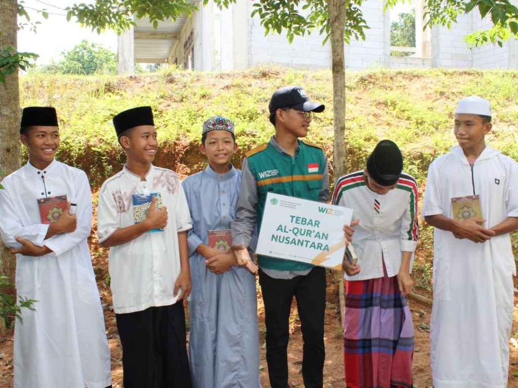 Gambar Penyaluran Mushaf Al-Qur'an Untuk Santri Ponpes Hidayatullah Loa Kulu