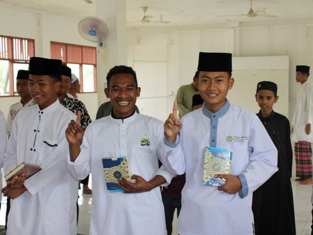 Gambar Penyaluran Mushaf Al-Qur'an Untuk Santri Ponpes Hidayatullah Loa Kulu