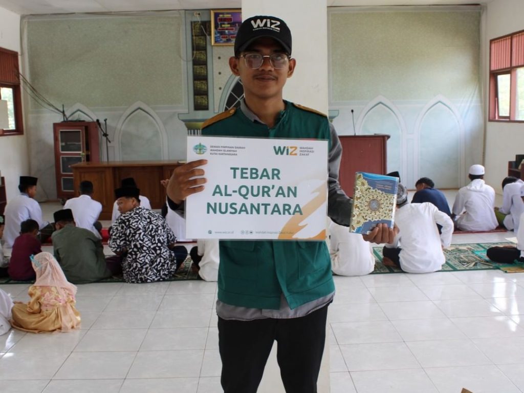 Gambar Penyaluran Mushaf Al-Qur'an Untuk Santri Ponpes Hidayatullah Loa Kulu