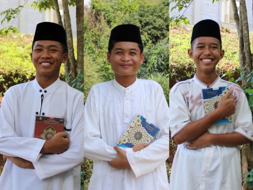 Gambar Penyaluran Mushaf Al-Qur'an Untuk Santri Ponpes Hidayatullah Loa Kulu