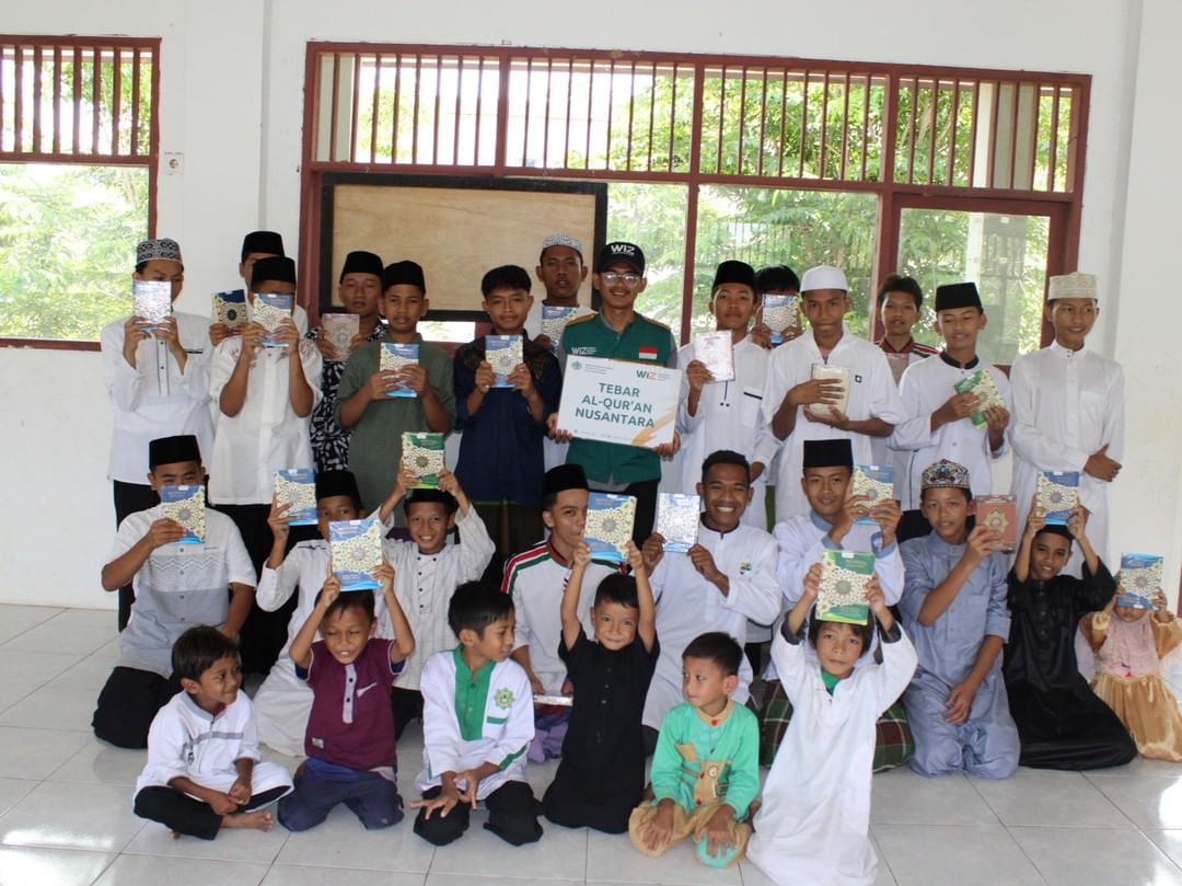 Gambar Penyaluran Mushaf Al-Qur'an Untuk Santri Ponpes Hidayatullah Loa Kulu