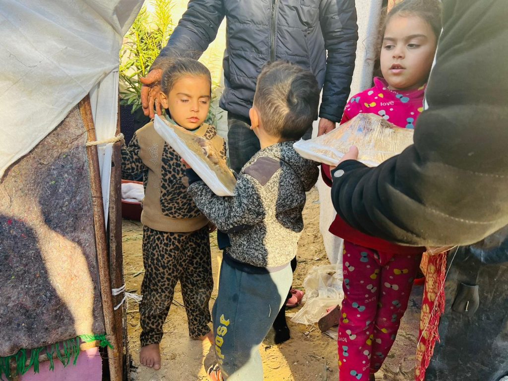 Gambar Penyaluran Makanan untuk Warga Palestina