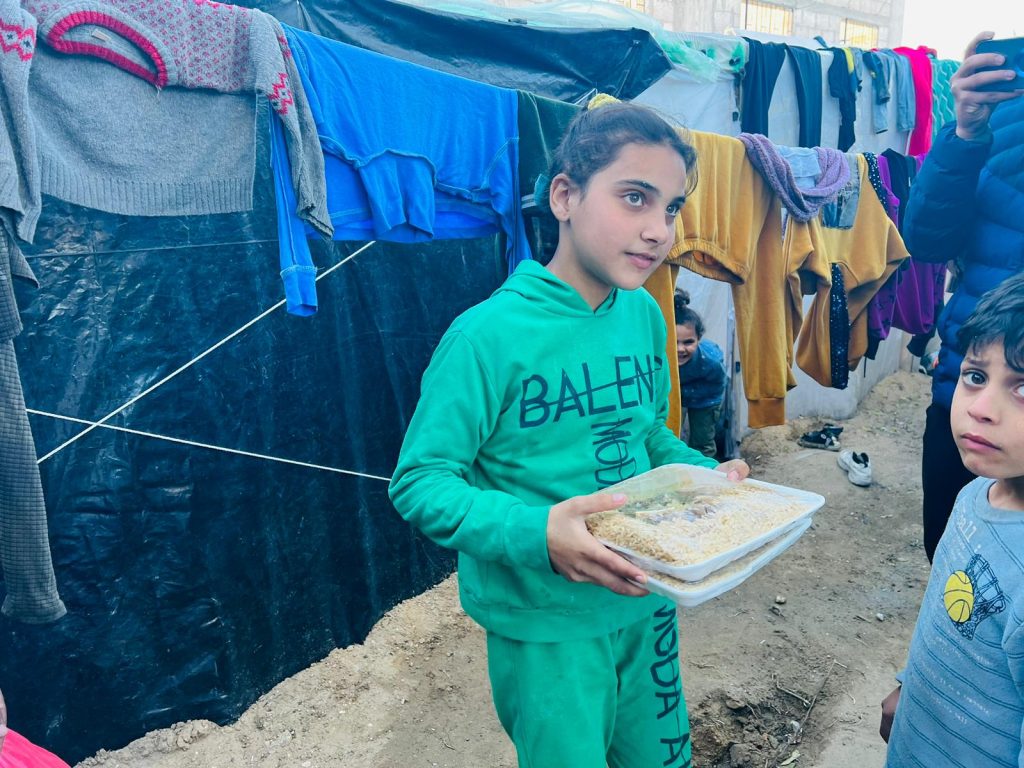 Gambar Penyaluran Makanan untuk Warga Palestina