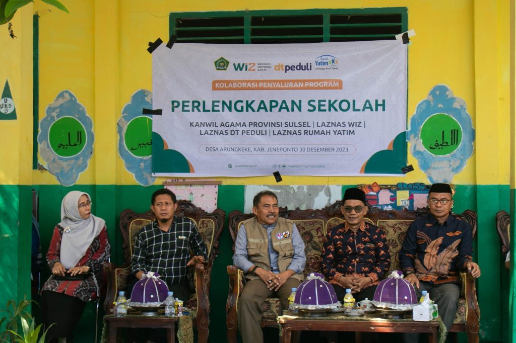 Gambar Serah Terima Bantuan Seragam di MTs Al-Falah Arungkeke, Kabupaten Jeneponto