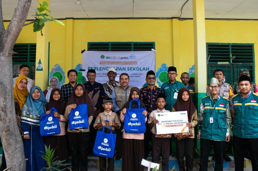 Gambar Serah Terima Bantuan Seragam di MTs Al-Falah Arungkeke, Kabupaten Jeneponto