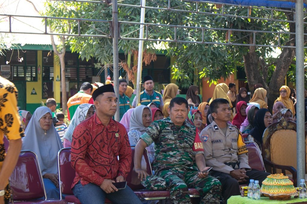 Gambar Serah Terima Bantuan Seragam di MTs Al-Falah Arungkeke, Kabupaten Jeneponto