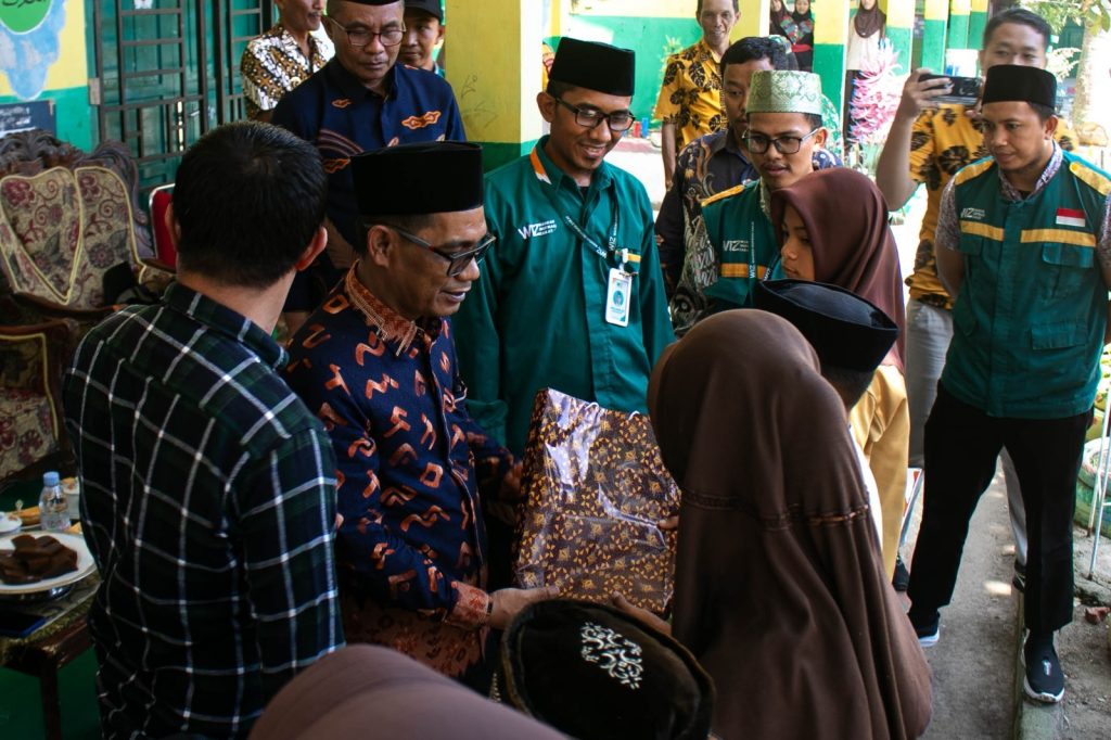 Gambar Serah Terima Bantuan Seragam di MTs Al-Falah Arungkeke, Kabupaten Jeneponto