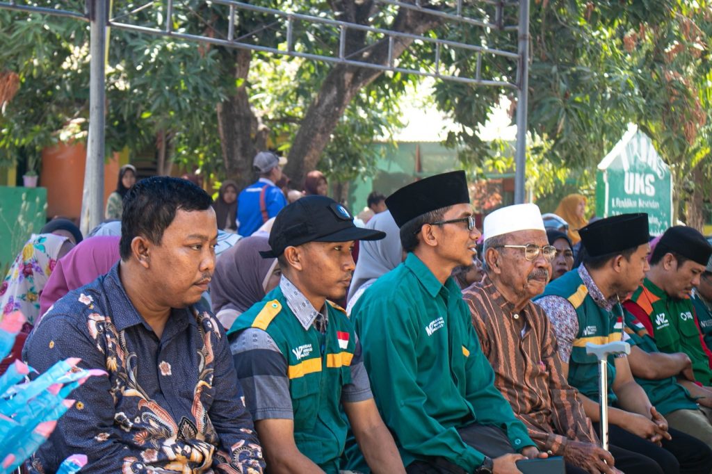 Gambar Serah Terima Bantuan Seragam di MTs Al-Falah Arungkeke, Kabupaten Jeneponto