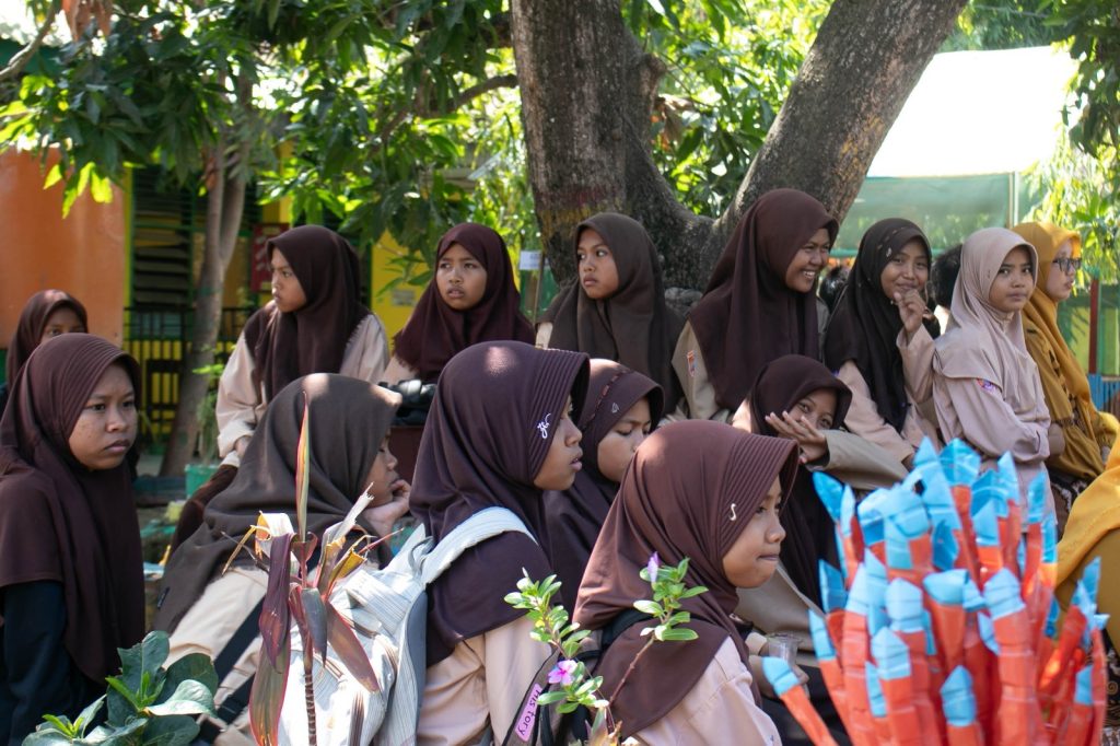 Gambar Serah Terima Bantuan Seragam di MTs Al-Falah Arungkeke, Kabupaten Jeneponto