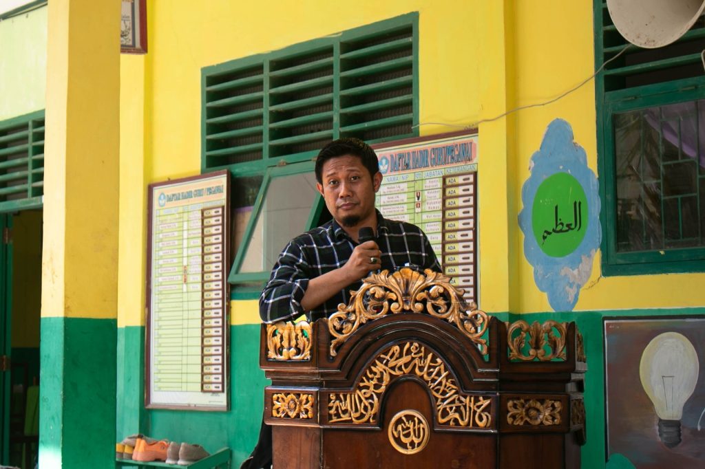 Gambar Serah Terima Bantuan Seragam di MTs Al-Falah Arungkeke, Kabupaten Jeneponto