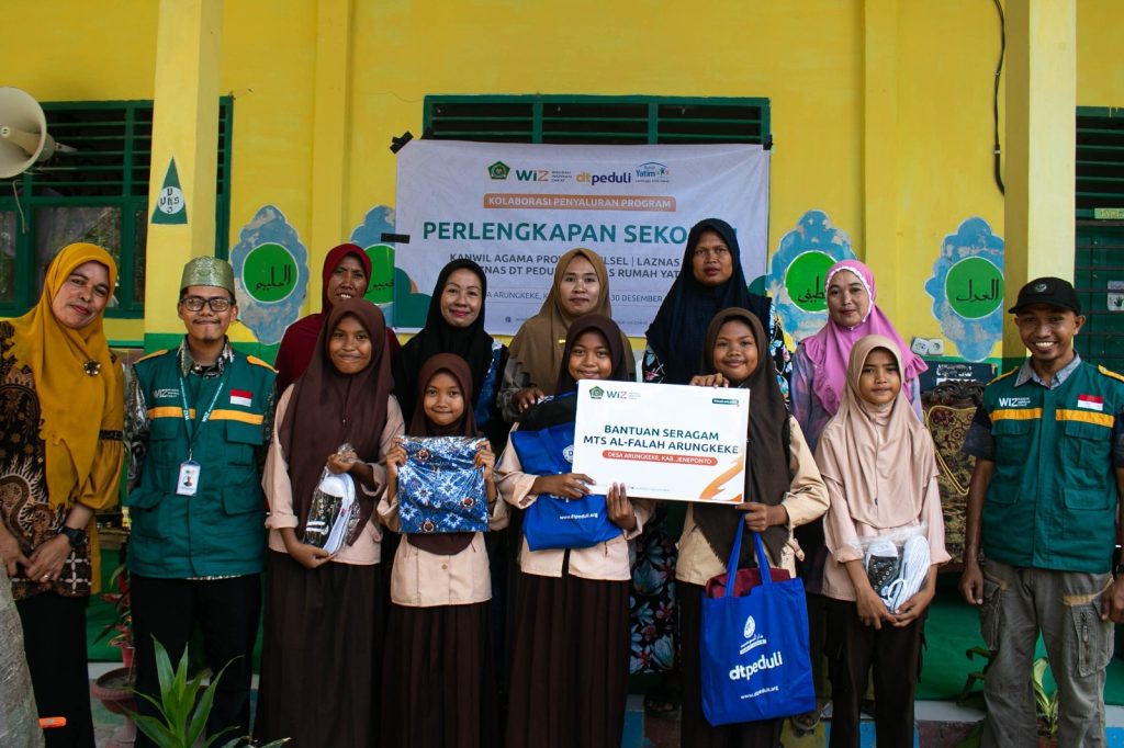 Gambar Serah Terima Bantuan Seragam di MTs Al-Falah Arungkeke, Kabupaten Jeneponto