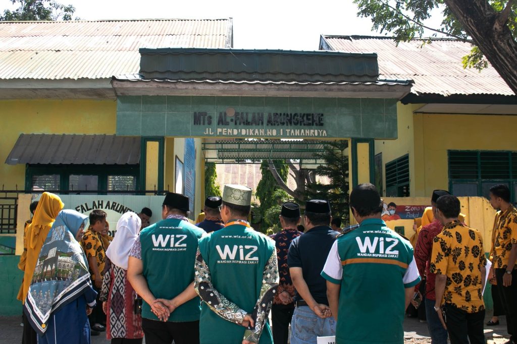 Gambar Serah Terima Bantuan Seragam di MTs Al-Falah Arungkeke, Kabupaten Jeneponto