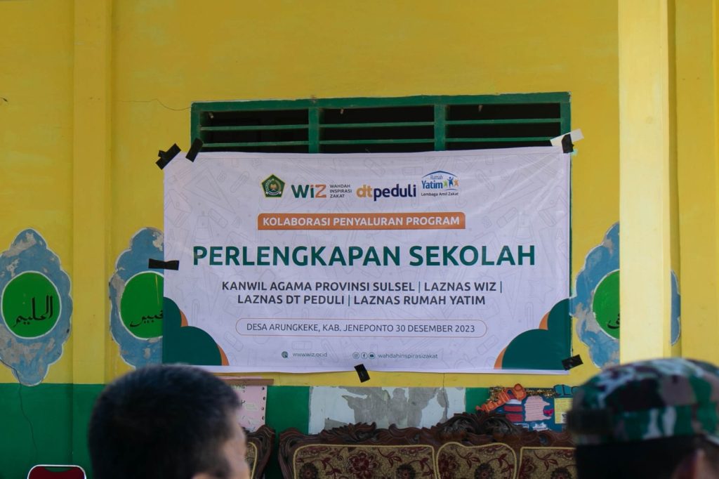 Gambar Serah Terima Bantuan Seragam di MTs Al-Falah Arungkeke, Kabupaten Jeneponto