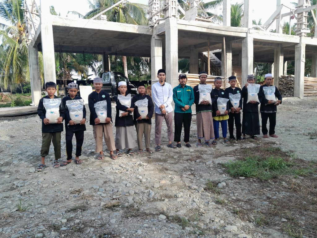 Gambar Pembagian Beras Santri di Ma'had Al-Mubarok, Parigi Moutong, Sulawesi Tengah