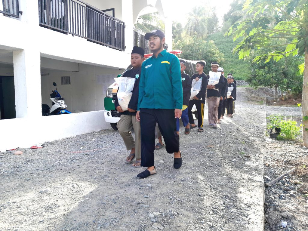 Gambar Pembagian Beras Santri di Ma'had Al-Mubarok, Parigi Moutong, Sulawesi Tengah