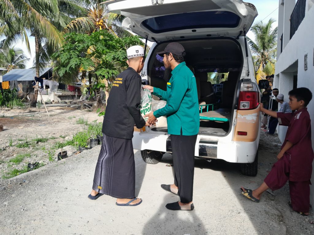 Gambar Pembagian Beras Santri di Ma'had Al-Mubarok, Parigi Moutong, Sulawesi Tengah