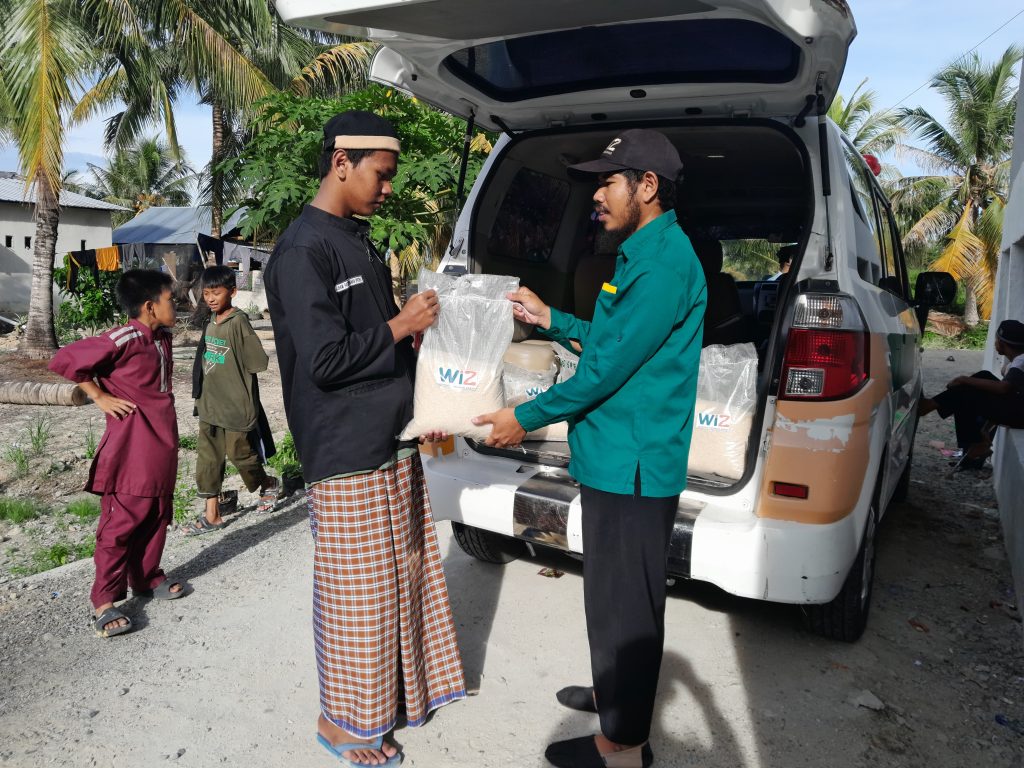 Gambar Pembagian Beras Santri di Ma'had Al-Mubarok, Parigi Moutong, Sulawesi Tengah