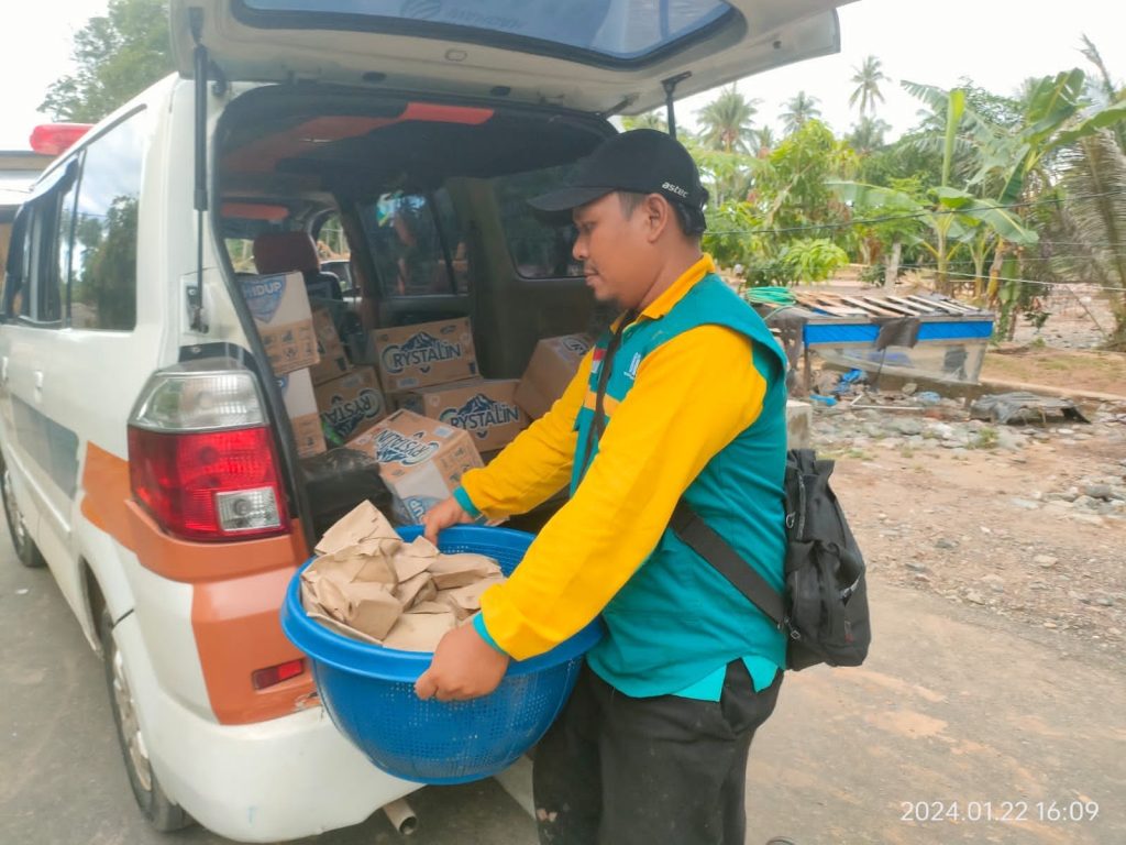 Gambar Penyaluran Bantuan Korban Banjir Desa Mawomba dan Tayawa Pasca Bencana