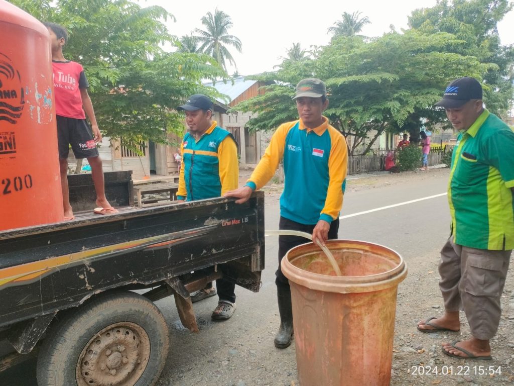 Gambar Penyaluran Bantuan Korban Banjir Desa Mawomba dan Tayawa Pasca Bencana