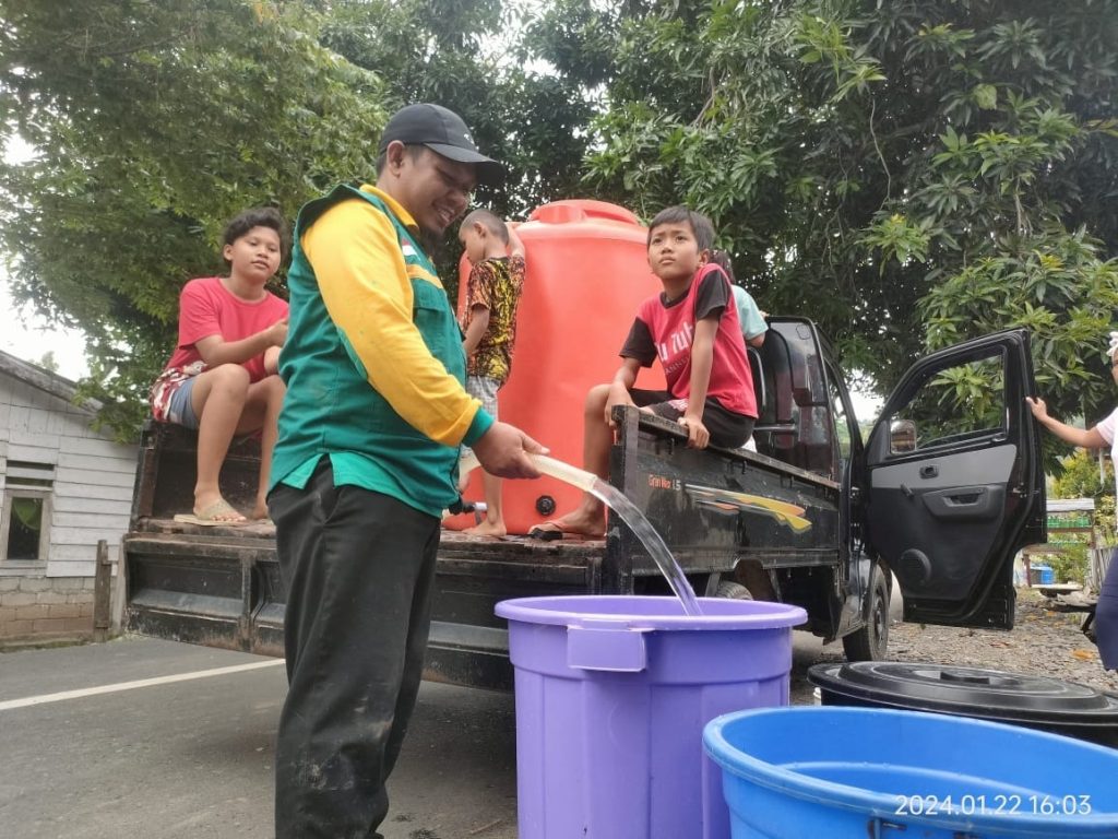 Gambar Penyaluran Bantuan Korban Banjir Desa Mawomba dan Tayawa Pasca Bencana