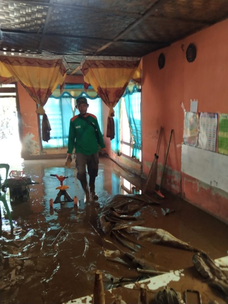 Gambar Pembersihan Rumah Warga Terdampak Banjir di Kecamatan Tojo Barat, Kabupaten Tojo Una Una.